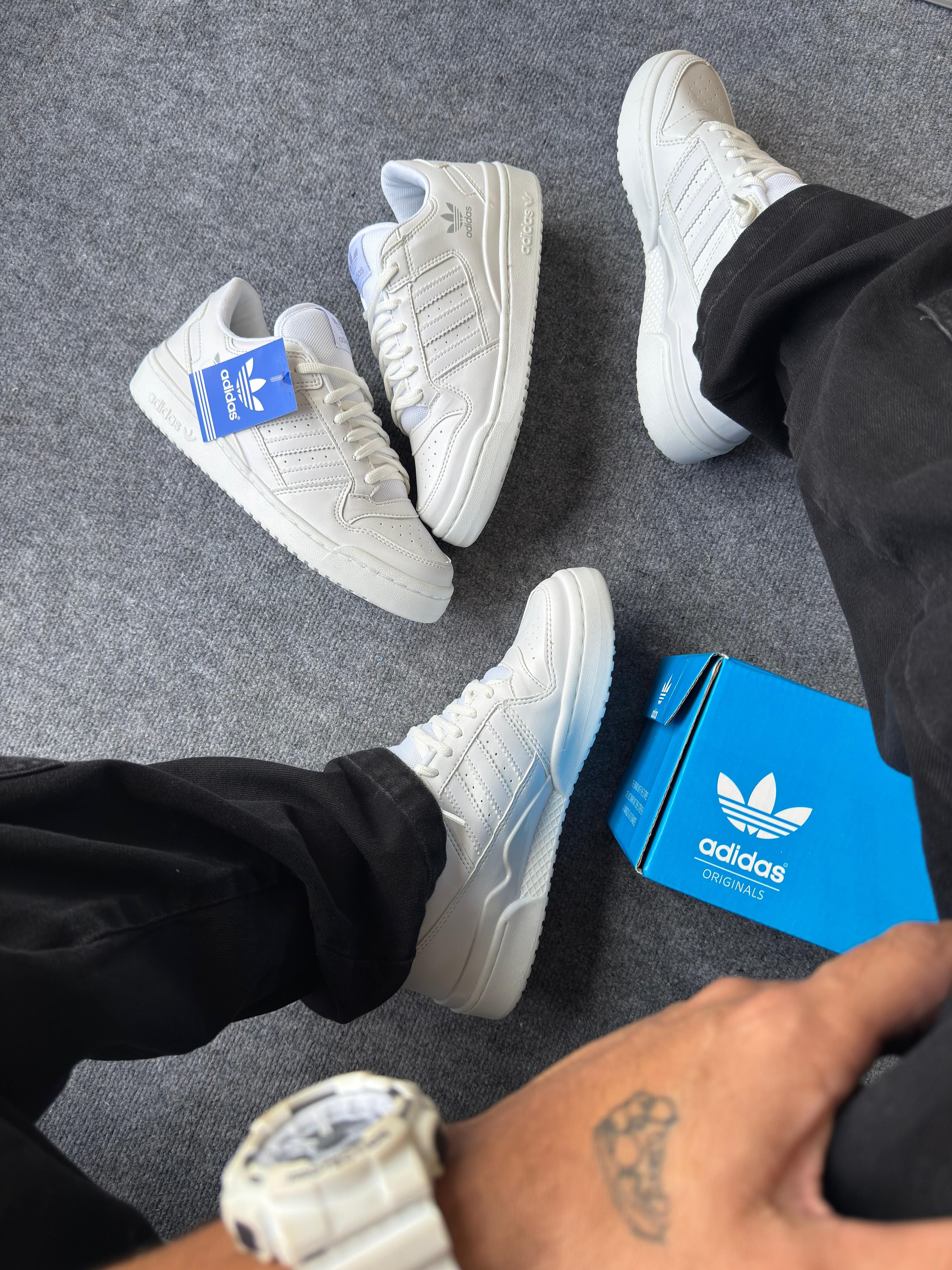 Tênis Adidas fórum low